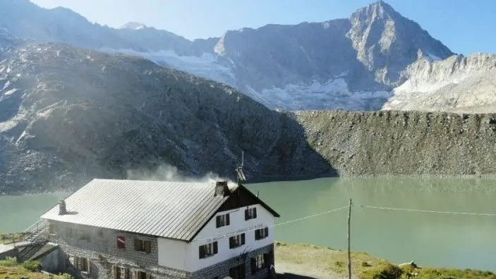 Garibaldi. La struttura è collocata a Edolo ai piedi della parete nord dell'Adamello davanti al lago Venerocolo