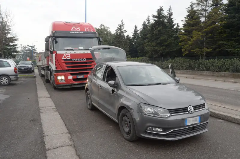 L'auto incastrata sotto il rimorchio