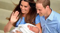 Kate all'uscita dall'ospedale con il marito e il principe George