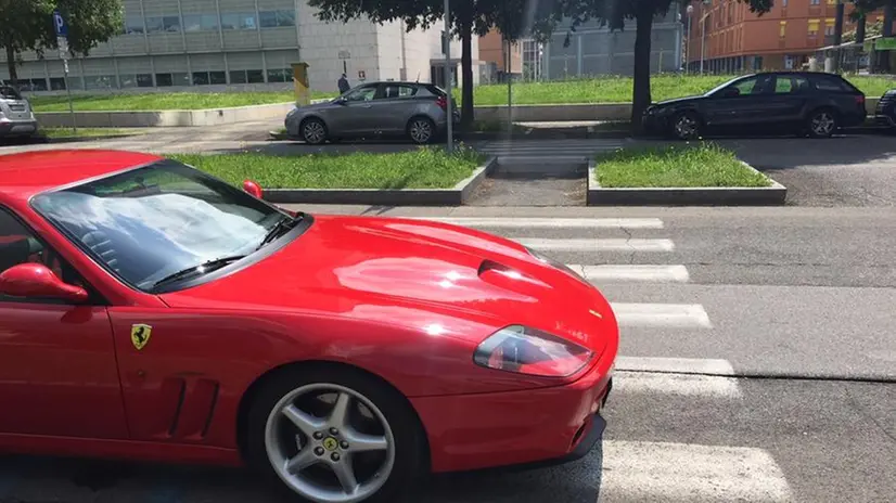 La Ferrari pizzicata, con uno scatto, sulle strisce pedonali