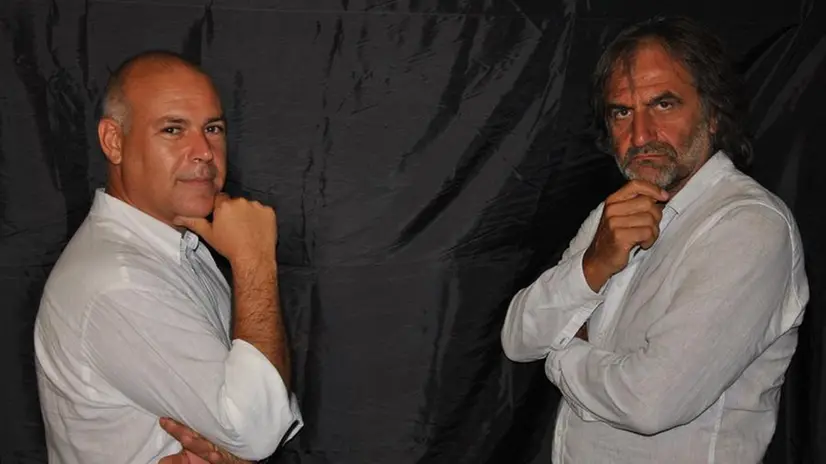 Il professor Gianfranco Serioli (a sinistra) e l’attore Luciano Bertoli © www.giornaledibrescia.it