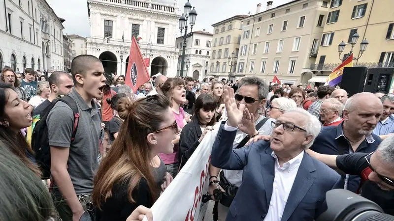 Anniversario della strage, diverbio tra Milani e gli antagonisti