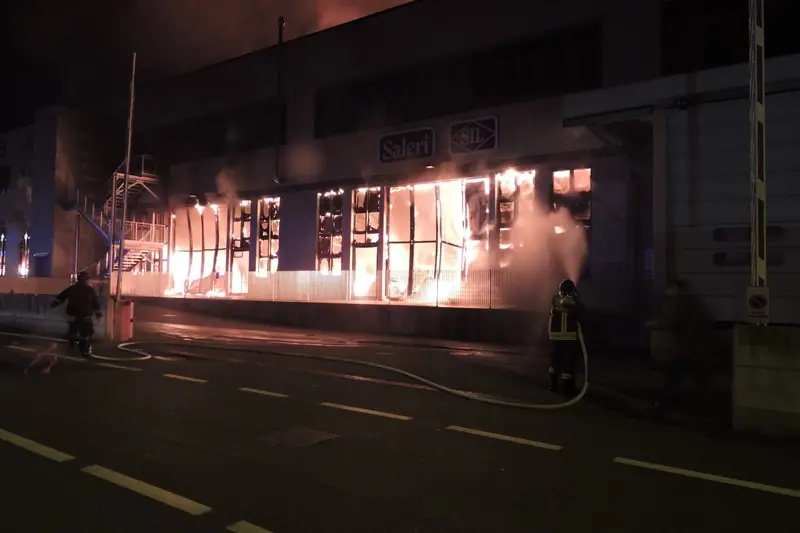 Lumezzane: le fiamme e i Vigili del Fuoco al lavoro