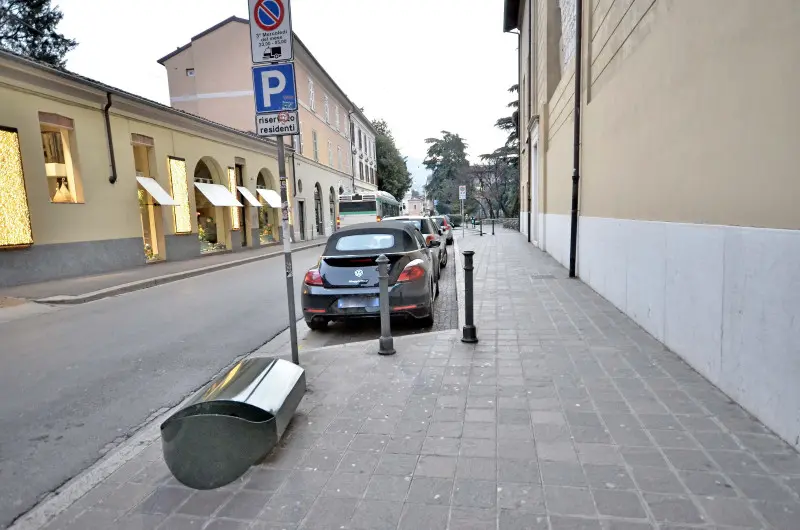 Cestini rovesciati in Corso Magenta