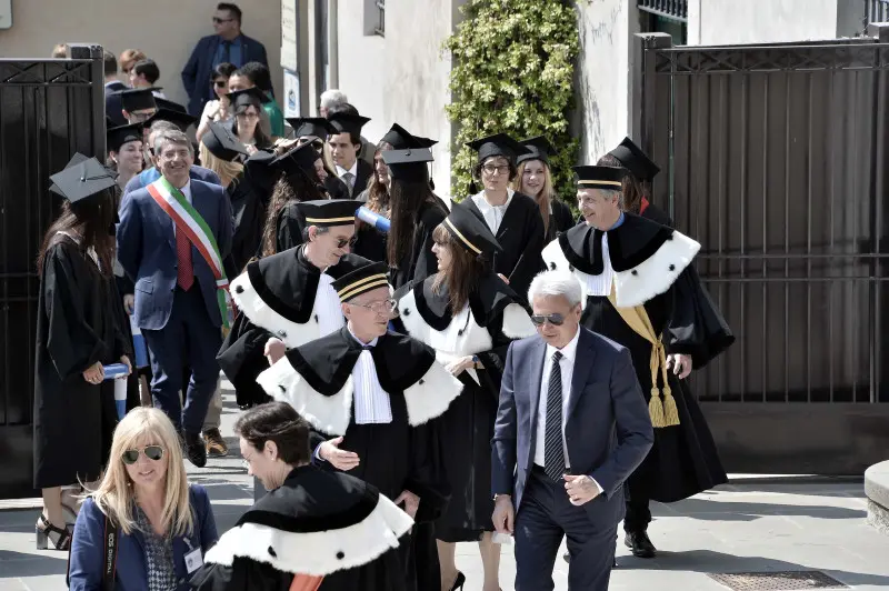 UniCatt, proclamazione e lancio dei tocchi per cento laureati