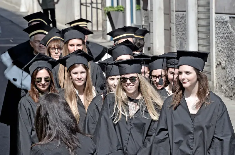 UniCatt, proclamazione e lancio dei tocchi per cento laureati