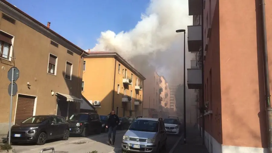 Palazzo in fiamme a Brescia Due