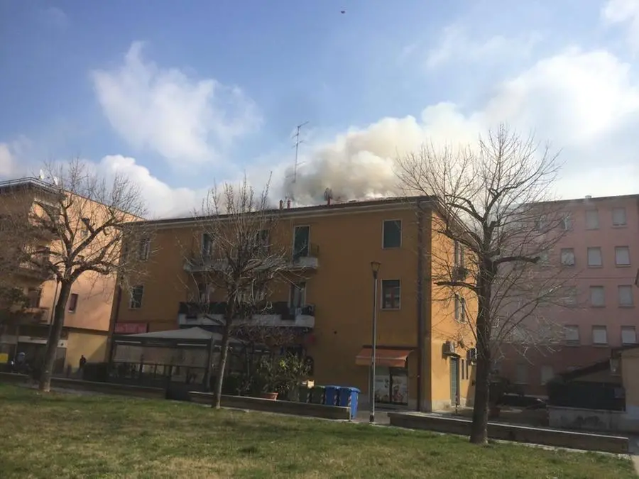Palazzo in fiamme a Brescia Due