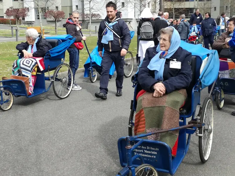 L'arrivo a Lourdes dei pellegrini