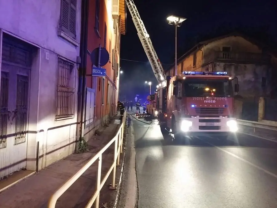 Il tetto in fiamme in via Verdi a Bovezzo