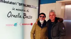 Roberto Baggio e Mario Mari insieme all’ospedale di Gardone Valtrompia © www.giornaledibrescia.it