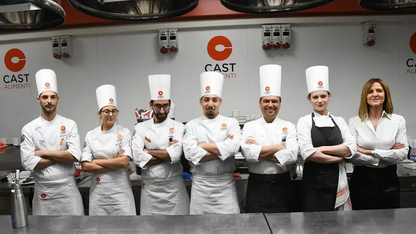 La squadra. Chef Maffioli con i suoi ragazzi e la sommelier Simona Rizzini hanno animato la serata in Cast Alimenti