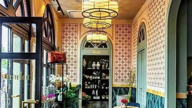 Très chic. L’interno della boutique e caffetteria «La Boheme» di Paratico