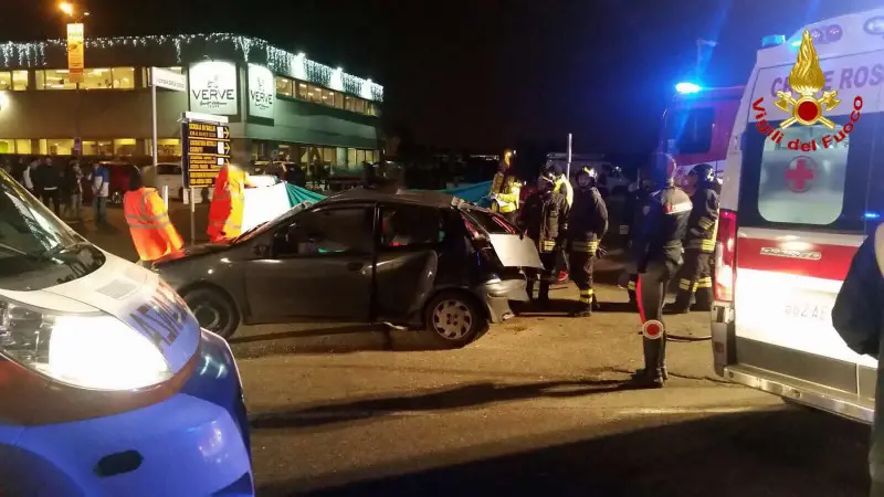 La Fiat Punto su cui viaggiavano i tre ragazzi rimasti uccisi nello schianto con il tir - Foto Ansa © www.giornaledibrescia.it