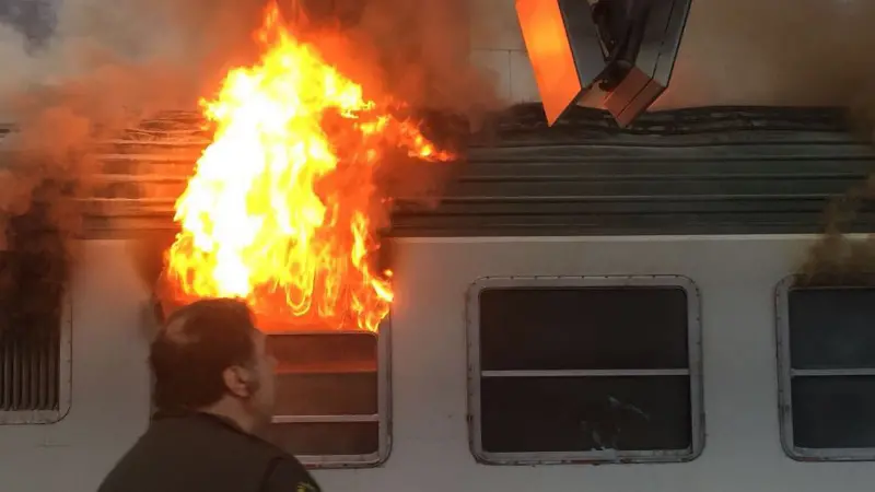 Milano Centrale, l'incendio divampato a bordo del Regionale
