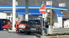 L'auto dell'uomo trovato morto al distributore - Foto Marco Ortogni/Neg © www.giornaledibrescia.it