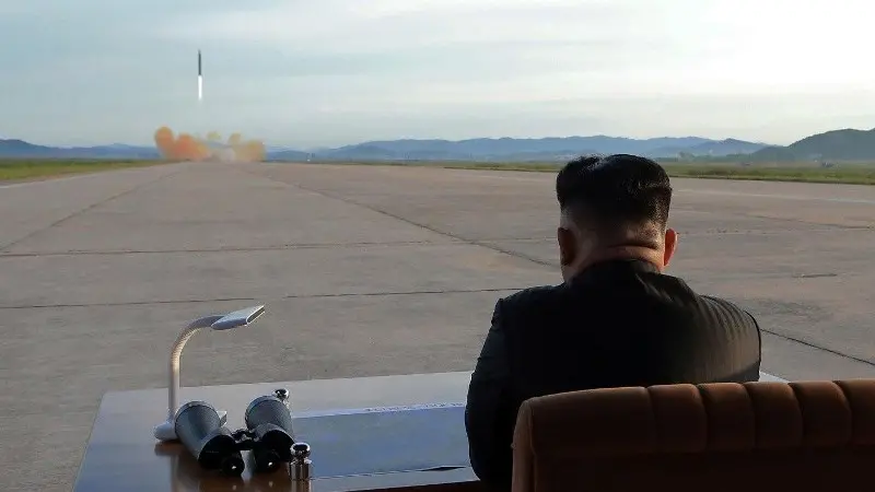 Kim Jong-un assiste al lancio del missile tra il 28 e il 29 novembre scorso - Foto Ansa/Epa/Kcna