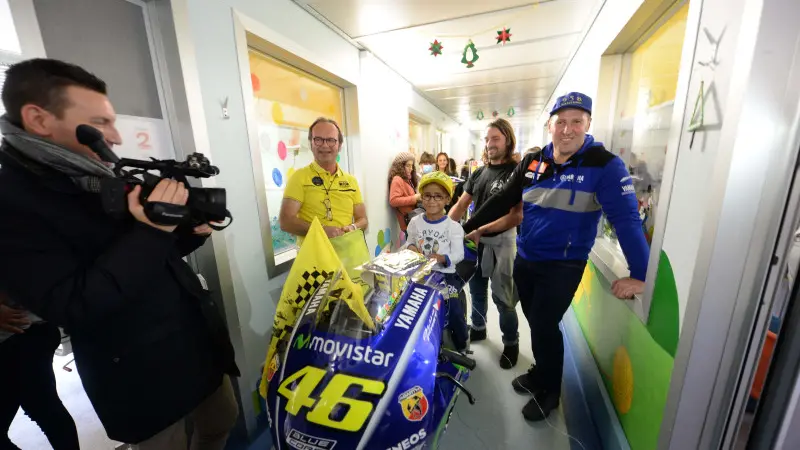La moto di Rossi nei corridoi dell'Oncoematologia pediatrica