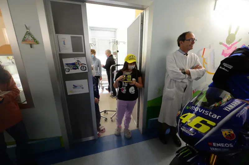 La moto di Rossi nei corridoi dell'Oncoematologia pediatrica