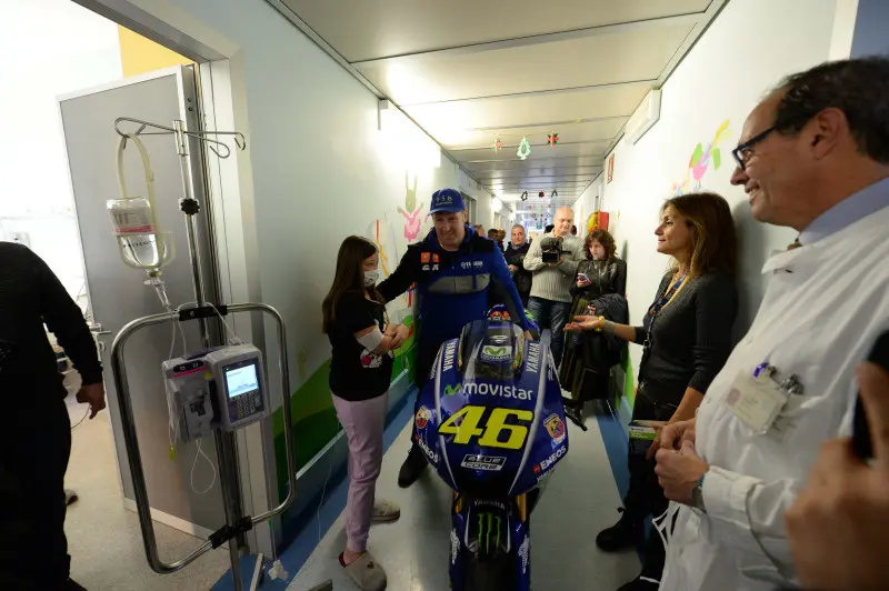 La moto di Rossi nei corridoi dell'Oncoematologia pediatrica