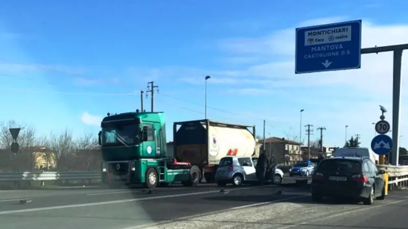 L'incidente avvenuto sullo svincolo della Provinciale 236 Goitese a Vighizzolo - © www.giornaledibrescia.it