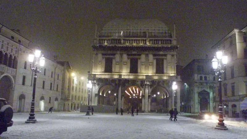 Piazza Loggia imbiancata nella notte tra il 24 e il 25 dicembre 2000 © www.giornaledibrescia.it