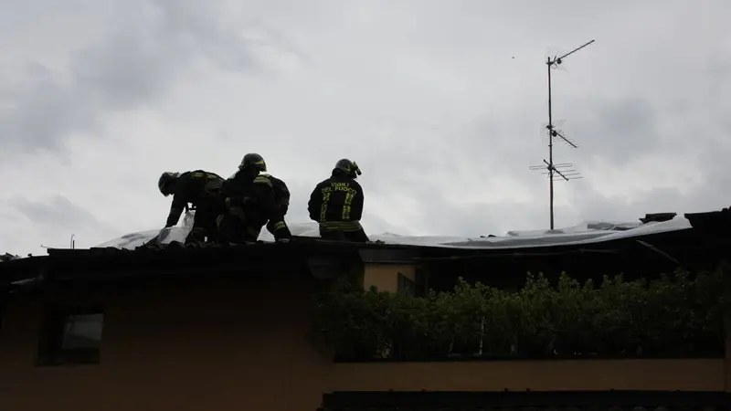 Vigili del Fuoco al lavoro su un tetto (archivio) © www.giornaledibrescia.it