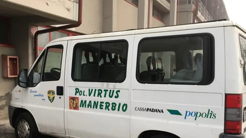 Il pulmino della Virtus Manerbio su cui viaggiava il bimbo - © www.giornaledibrescia.it