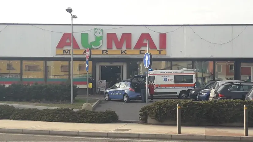 Polizia e ambulanza da Aumai