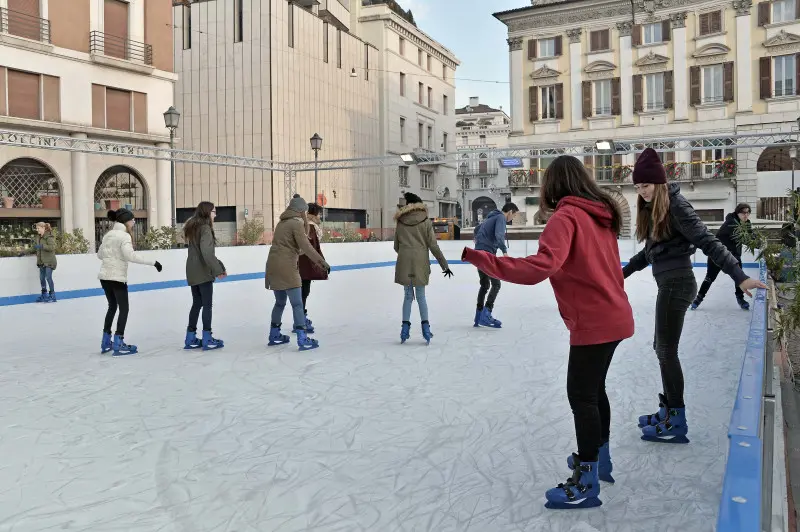 Piazza del mercato: tutti sui pattini