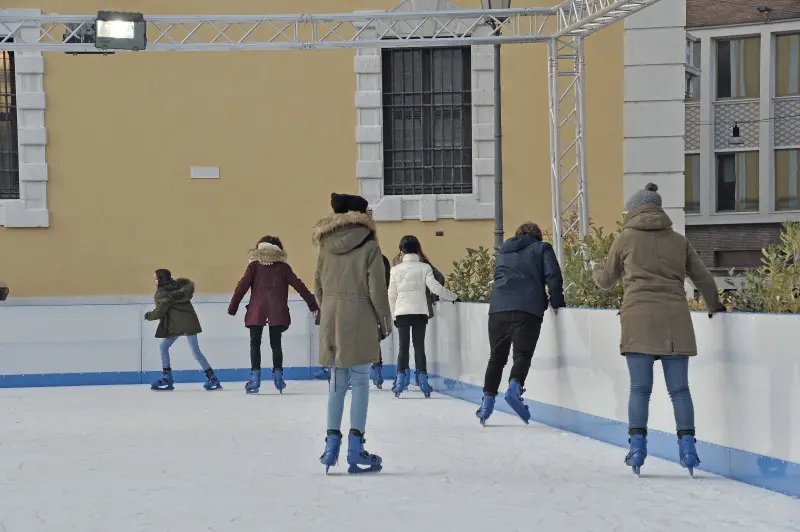 Piazza del mercato: tutti sui pattini