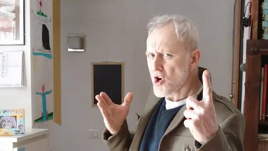 Mario Rossi in posa per un suo disegno