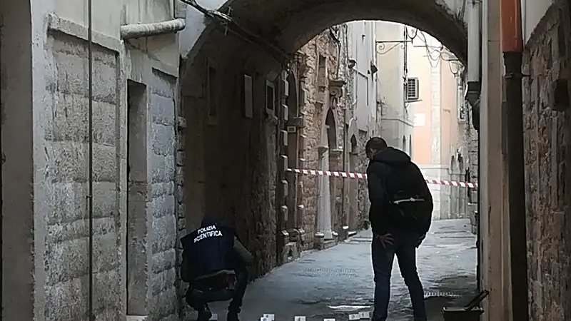 I rilievi dei poliziotti a Bitonto - Foto Ansa/Donatella Lopez