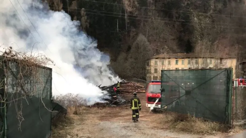 Vigili del Fuoco al lavoro a Edolo - © www.giornaledibrescia.it