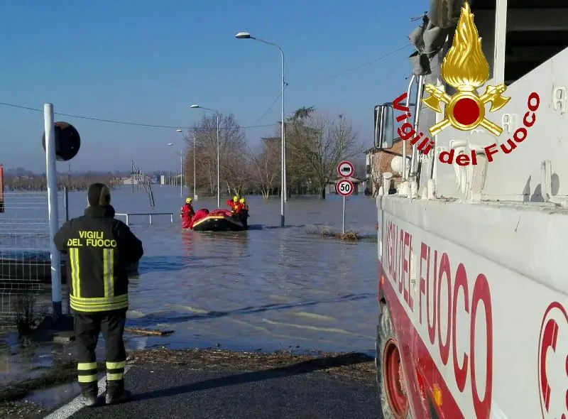 Esondazioni, Vigili del fuoco bresciani all'opera a Brescello