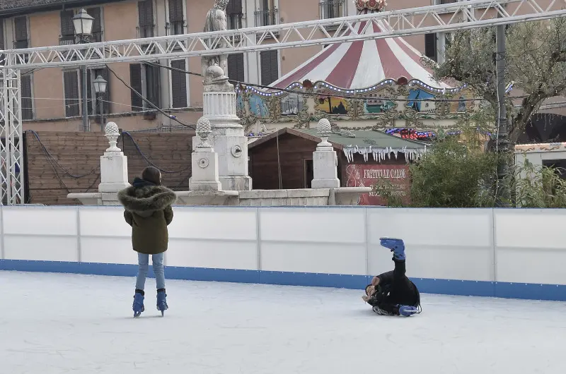 Piazza del mercato: tutti sui pattini