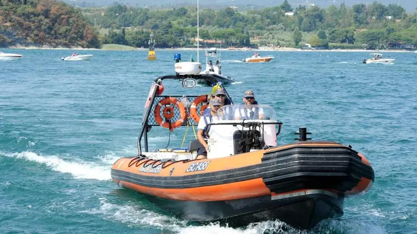 In acqua. Un gommone in dotazione alla Guardia Costiera