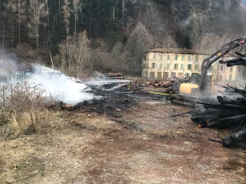 L'incendio che ha devastato deposito di legname e serra