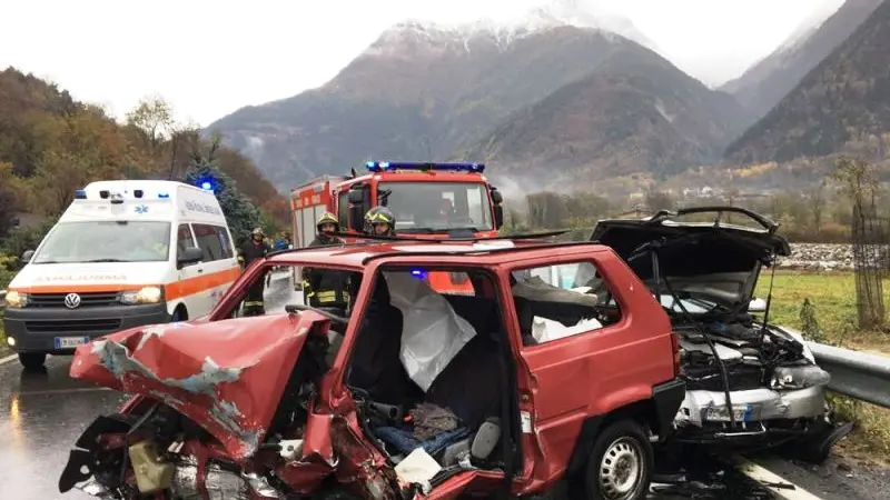 Schianto fatale sulla Statale 42, morta una 53enne