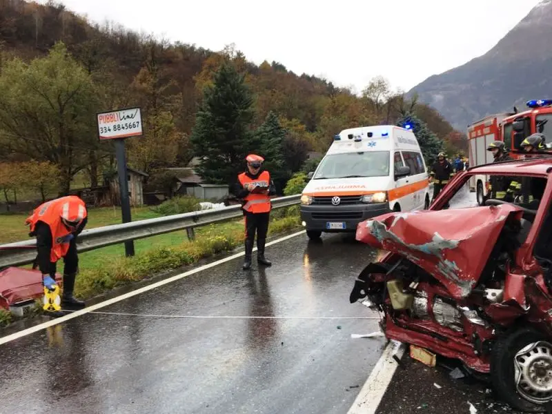 Schianto fatale sulla Statale 42, morta una 53enne