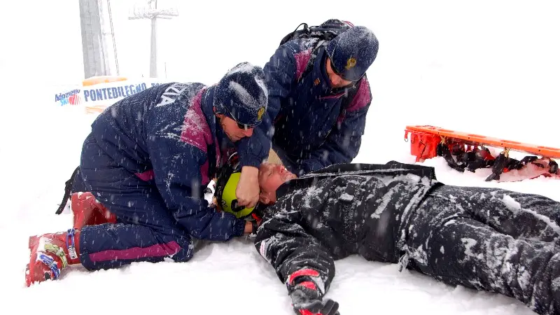 Soccorso della Polizia sulle piste da sci - © www.giornaledibrescia.it