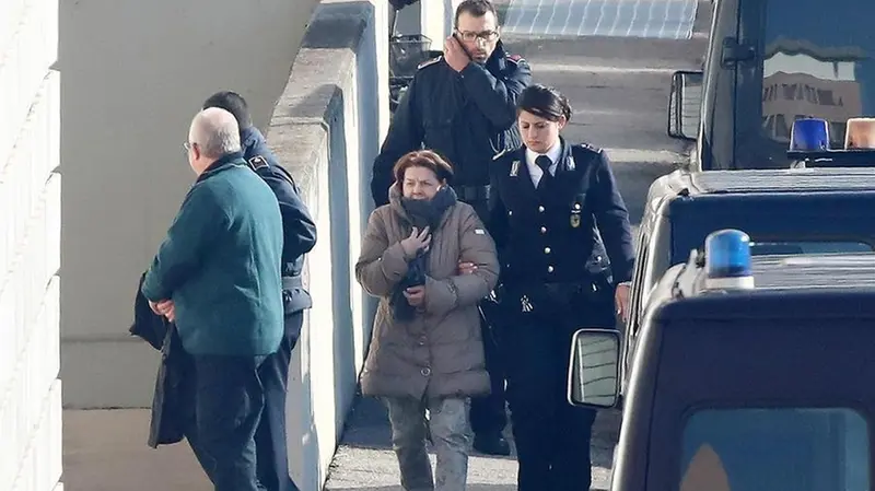 L'arrivo di Olindo e Rosa in tribunale a Brescia