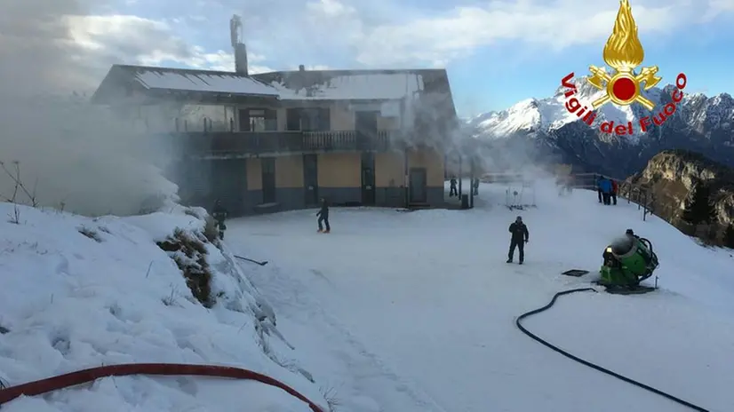 L'INTERVENTO DEI VIGILI DEL FUOCO PER SPEGNERE L'INCENDIO