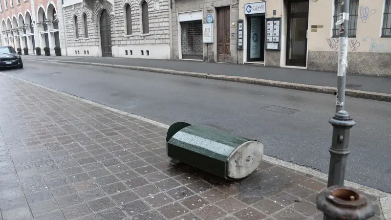 I cestini della spazzatura ribaltati in corso Magenta