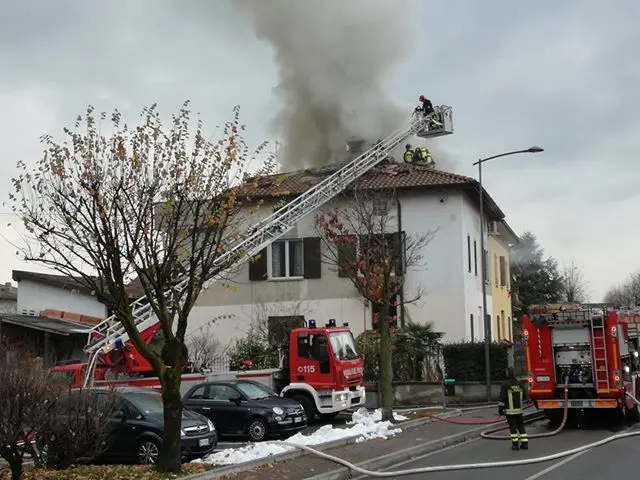 L'incendio del tetto a Rodengo Saiano