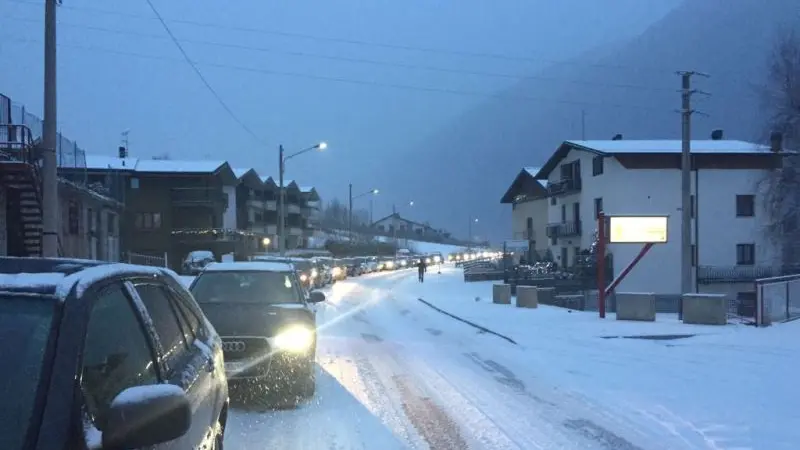 Neve in Alta Valcamonica, tutti in coda sulla Statale 42