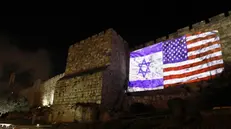 L’omaggio di Israele. Bandiere Usa e israeliana proiettate sulle vecchie mura di Gerusalemme