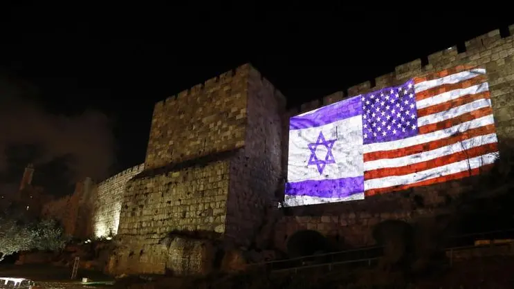 L’omaggio di Israele. Bandiere Usa e israeliana proiettate sulle vecchie mura di Gerusalemme