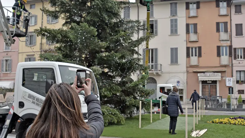 Piazzale Arnaldo: passerella e decorazioni