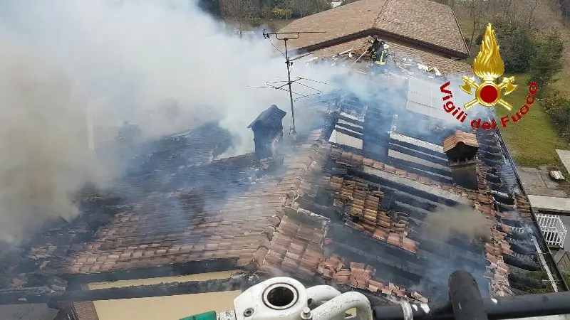 Ghedi, fiamme dalle canna fumaria: in cenere il tetto